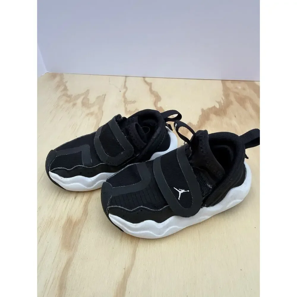 Jordan Air Jordan Baby/Toddler Sneakers Sz 6 Black/White Hook and Loop Low Top
